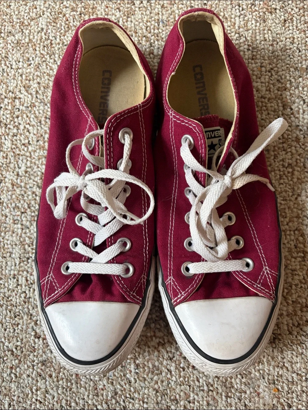 Converse Low Top Sneakers in Burgundy and White